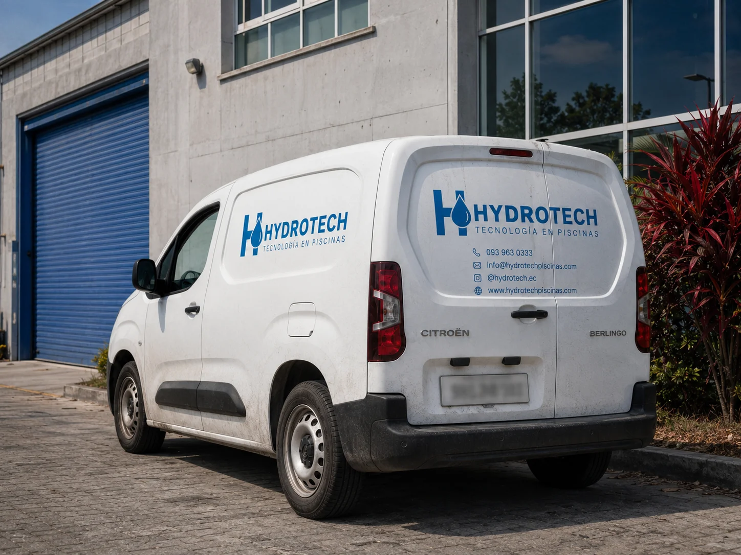 Equipo t&eacute;cnico de Hydrotech planificando un proyecto de piscinas