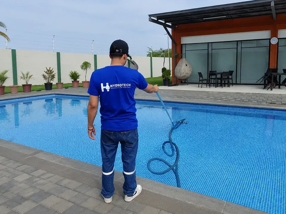 Mantenimiento de piscina con agua cristalina