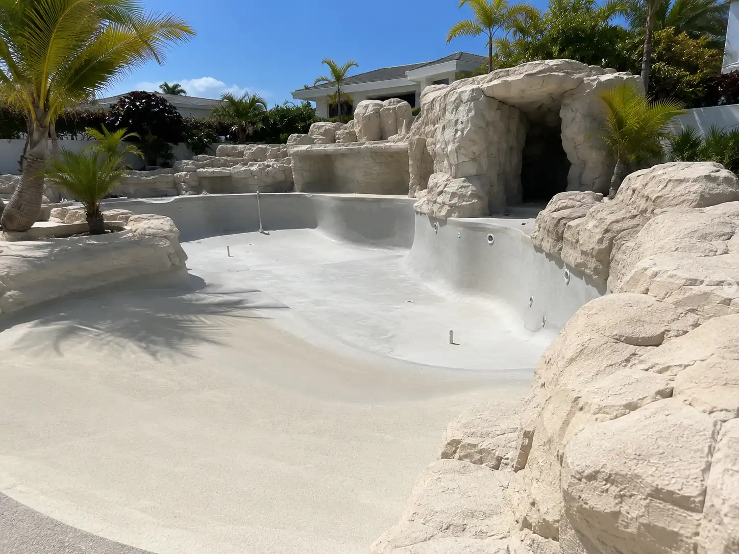 Imagen referencial de piscinas tipo oasis y playa con dise&ntilde;o natural