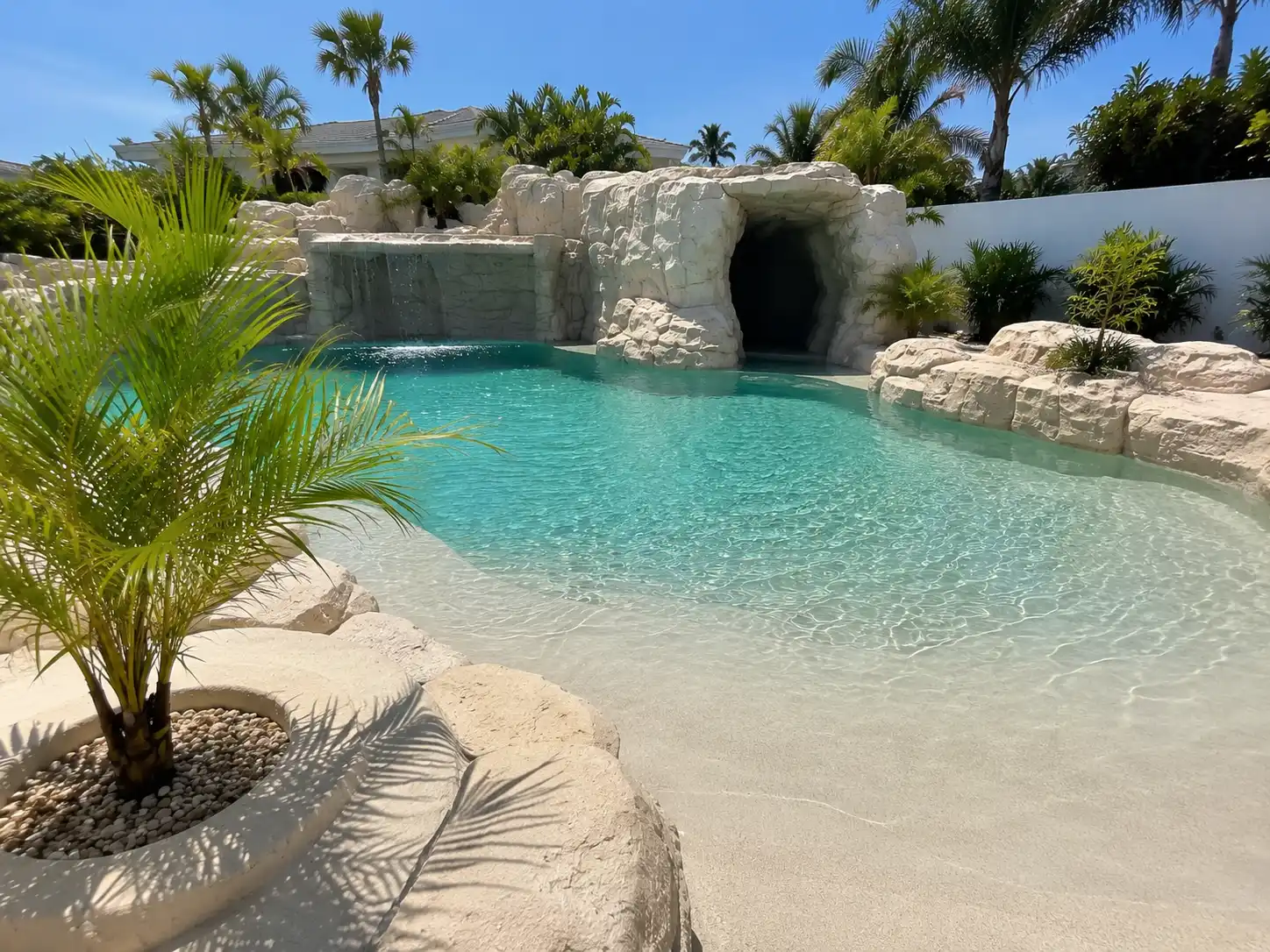 Imagen referencial de piscinas tipo oasis y playa con dise&ntilde;o natural