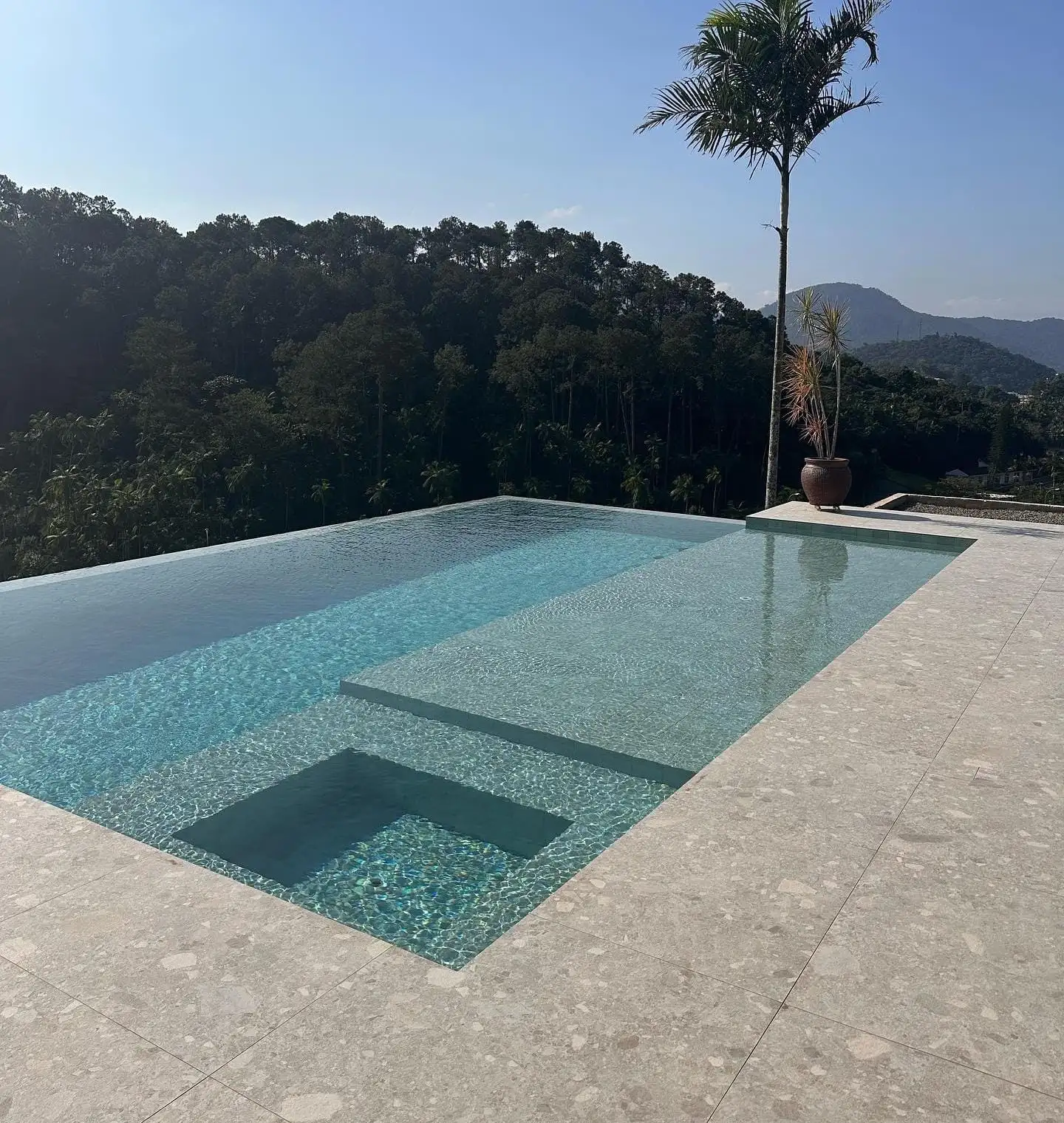 Imagen referencial de piscinas infinity y de borde infinito