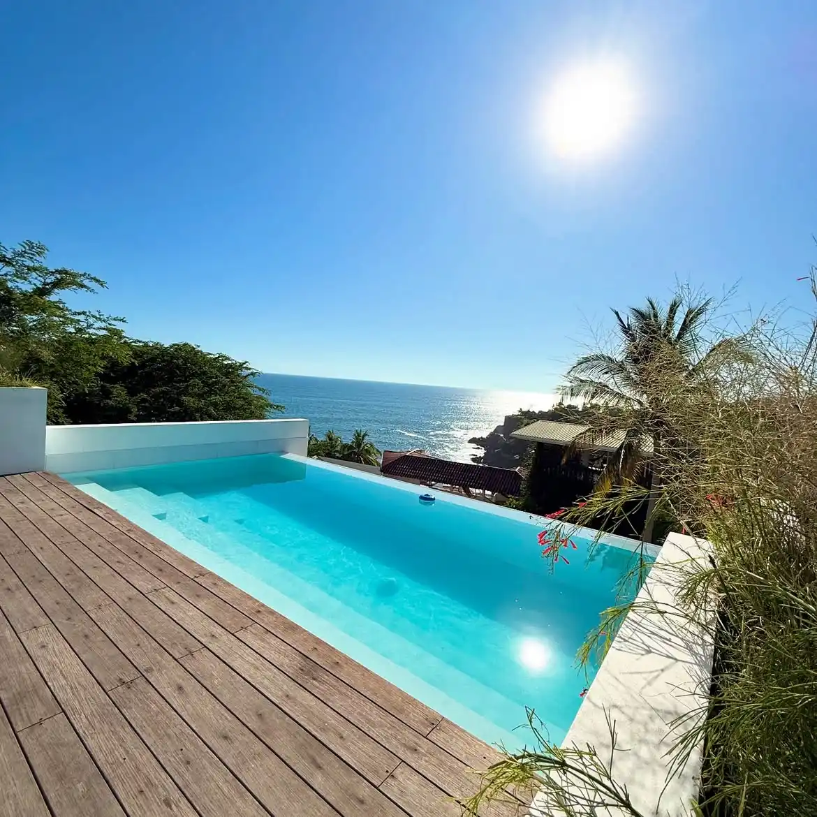 Piscina infinity integrada a una vivienda contempor&aacute;nea